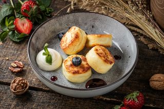 Сирники із чорнично-мʼятним варенням та сметаною