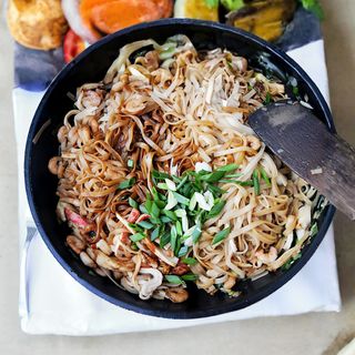 42. Морски деликатеси с оризово фиде върху метална плоча (700г)