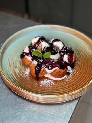 PAPANAŞI CU SMANTANA SI GEM DE AFINE |350GR /510KCAL| 