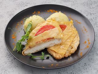 Kurczak Caprese Куряче філе з помідором і сиром з пюре (350g)