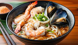 Udon cu fructe de mare