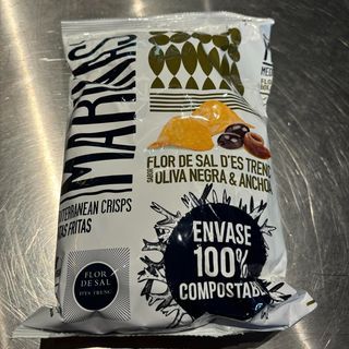 Chips con flor de sal, oliva negra y anchoa