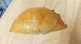 Empanada De Picadillo De Ternera Con Huevo Y Olivas Verdes