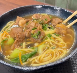41. Noodles con brodo di manzo