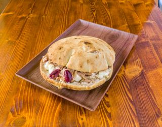 Tonno, olive Kalamata e fiordilatte d'Argeola