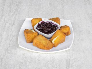 Queso camembert rebozado con salsa de arándanos