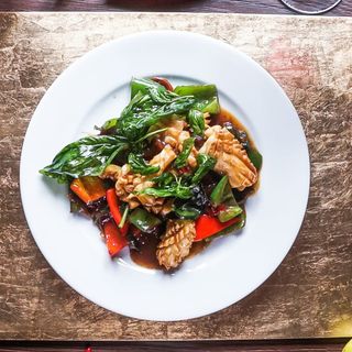 Пад Капао с калмари, босилек и зеленчуци в тъмен соев сос (200г)