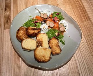 Тар-тар із карпатської червоної форелі, крем - сиром зі свіжим сорбетом 