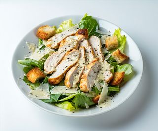 Salată Caesar cu pui