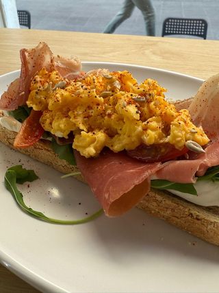 Tostada De Ibérico Con Huevo Revuelto