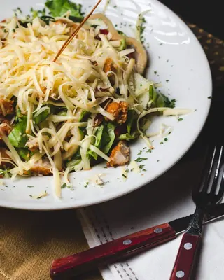 Salata s piletinom grilovanom u susamu