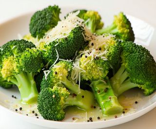 Brocoli cu unt, parmezan