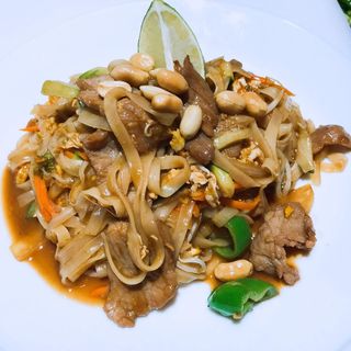 Pad thai de ternera