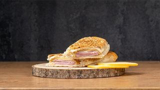 Sandwich cu sunca & cascaval