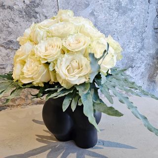 Ramo de Rosas Blancas en Jarrón Escultórico