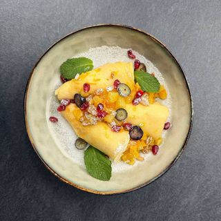 Ніжні млинці з сиром і тропічною сальсою