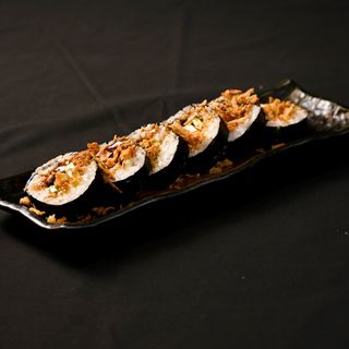 26a Anguila, aguacate, mango, queso philadelphia y cebolla frita.