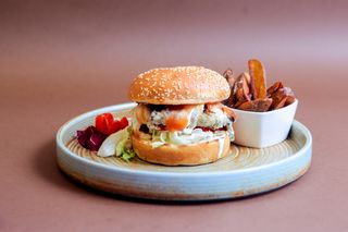 Chicken Burger, cartofi prajiti si sos Caesar