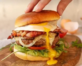 Burger completa GOURMET y HUEVO FRITO + patatas fritas