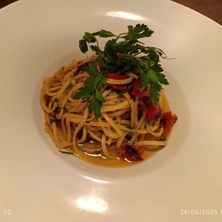 Spaghetti ajo, aceite y ghindillas