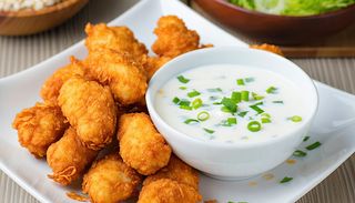 Пилешки хапки в корнфлейкс и млечен сос