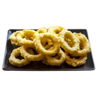 Calamares a la romana con patatas y ensalada.