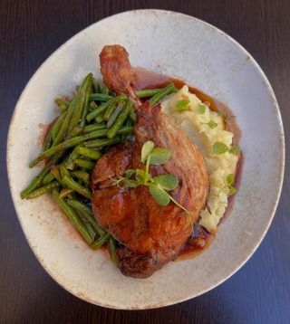 *Pulpa de rata frageda cu piure de cartofi si fasole verde, cu sos demiglace cu portocale*