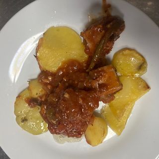 TACOS DE ATÚN ENCEBOLLADOS CON TOMATE 