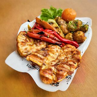 Пилешка пържола от бут с гарнитура сотирани картофки (400г)