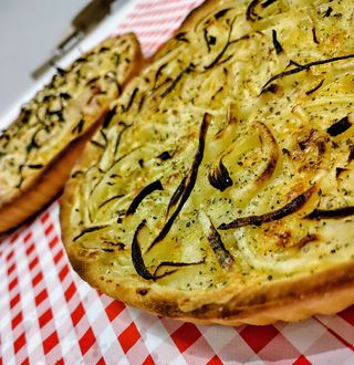 Fugazzeta Gratinada (30 Cm.)