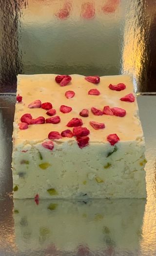 Ciocolata alba cu fistic