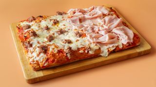 Metà cotto e metà salsiccia teglia 30x40 per 3 persone circa