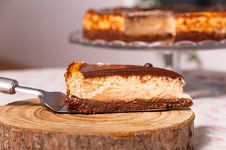 Fatia de Cheesecake de Café com Chocolate