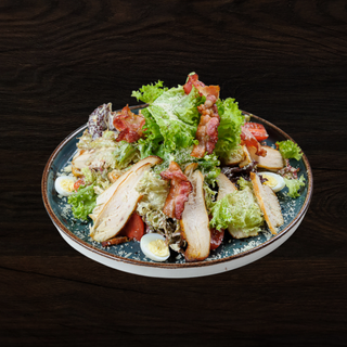 Sałatka cesarska z kurczakiem i boczkiem