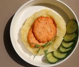 Parjoale de somon si creveti cu piure de cartofi si castraveti picanti