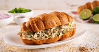 Croissant de pollo desmenuzado