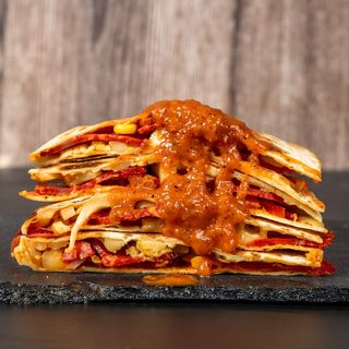 Кесадия Чоризо + картофи  + Coca-Cola напитка по избор