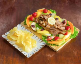 Tábua de Porco Preto com Fruta da Época