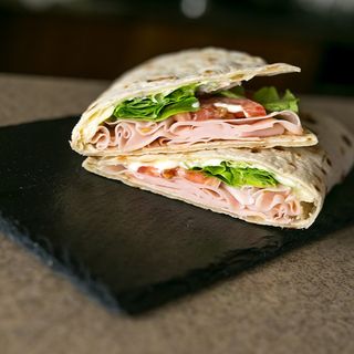 Piadina SENZA GLUTINE : prosciutto cotto, mozzarella , insalata e pomodoro 