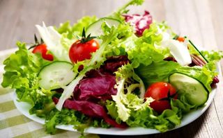 Insalata verde con pomodori