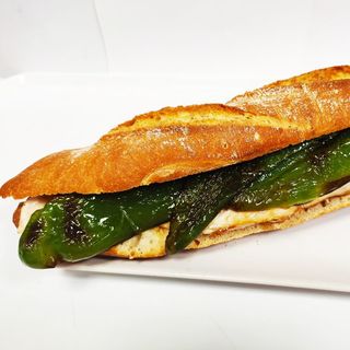 Bocadillo De Longaniza Con Tomate Y Pimientos Verdes