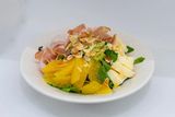 Salata cu prosciutto, cascaval brie si portocale