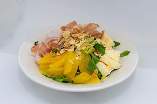 Salata cu prosciutto, cascaval brie si portocale