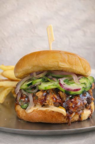 Hamburguesa de pollo karaage con salsa de limón