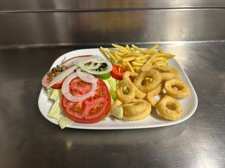 Calamares a la andaluza con patatas y ensalada
