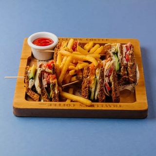 Клаб сэндвич с картофелем фри