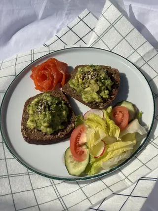 Тост з авокадо і лососем (240g)