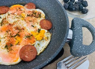 Яйца с колбасой