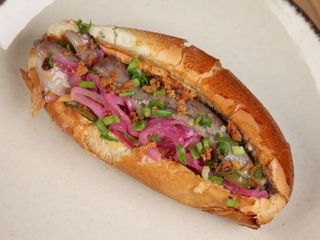 Фіш дог з оселедцем матіас та гірчичним соусом (320g)