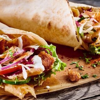 Kebab wieprzowy w tortilli 30 cm, mięso wieprzowe 200 g,ogórek,pomidor,sos